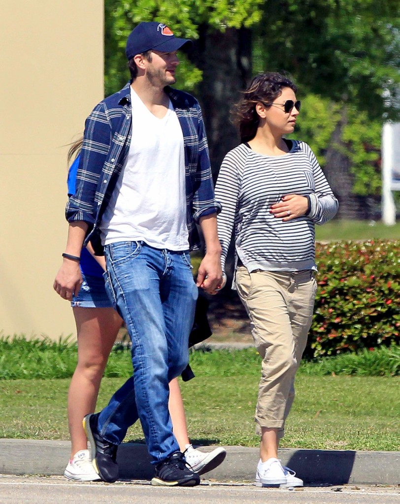 mila-kunis-baby-bump