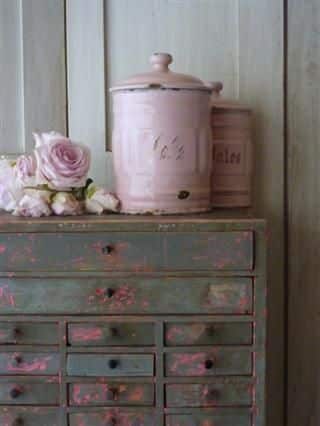 C'est l’anglaise Rachel Ashwell qui a lancé la tendance shabby chic.