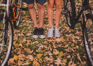 couple assorti en converses