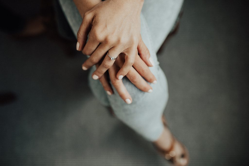 Femme qui pose ses mains sur ses jambes croisées