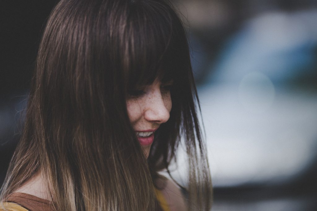 Femme brune qui sourit