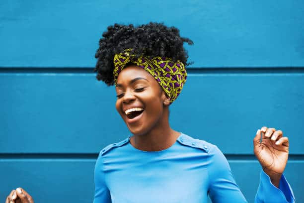 Femme avec un foulard à motif ethnique dans les cheveux