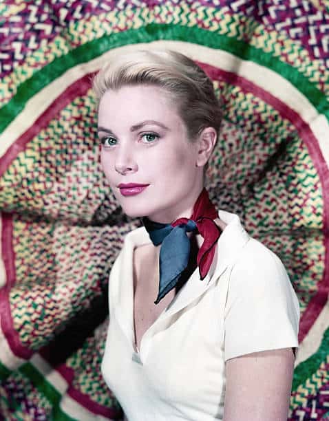 Grace Kelly avec un foulard noué autour du cou