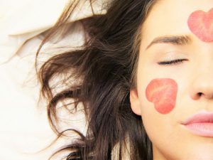Visage de femme les yeux fermés avec masque de beauté