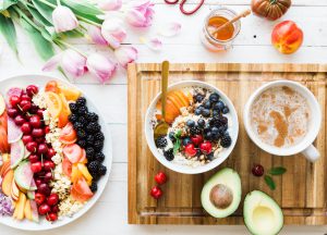 Plateau repas équilibré avec fleurs 