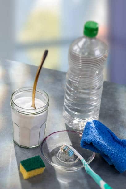 Bouteille de vinaigre blanc et éponge pour nettoyer matelas