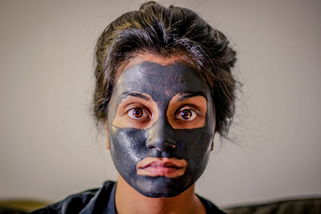 Personne avec masque d'argile verte sur le visage