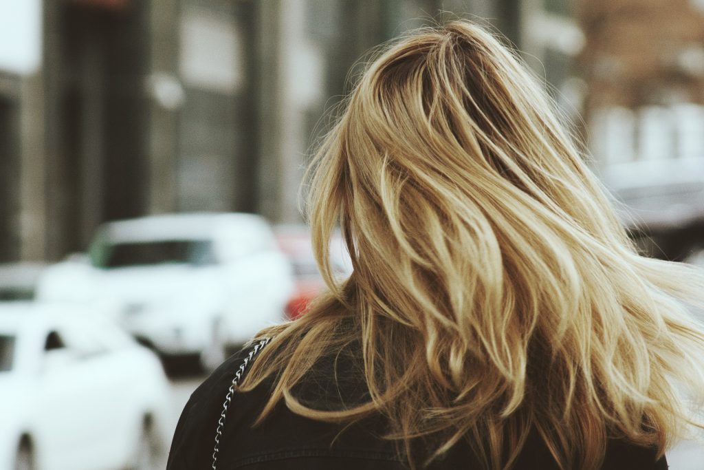 Femme de dos avec une chevelure blonde