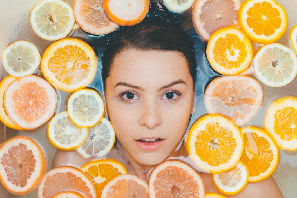 Femme dans son bain avec des rondelles de citrons