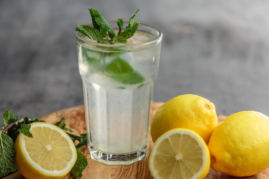 Verre d'eau avec menthe et jus de citron