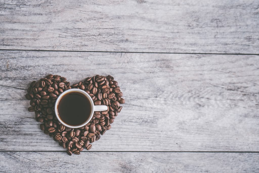 café en grains sous une tasse