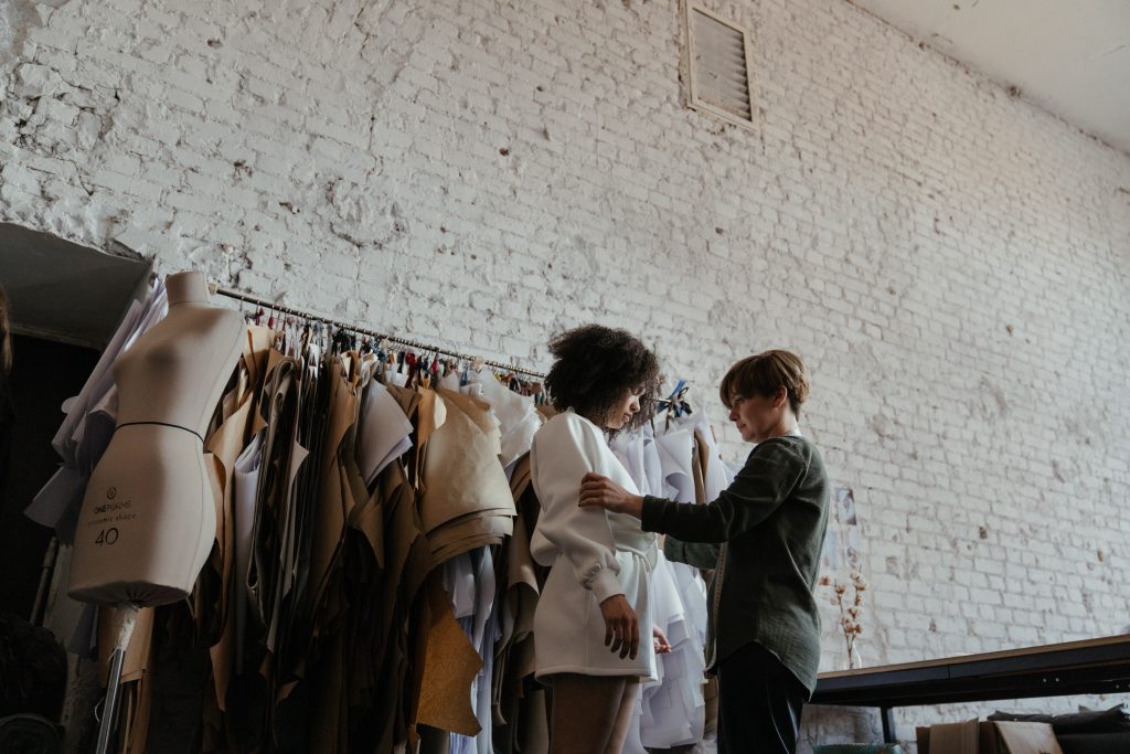 Jeune femme qui essaye des vêtements adaptés à sa morphologie