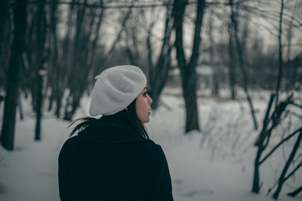 Jeune femme à la mode qui porte un béret