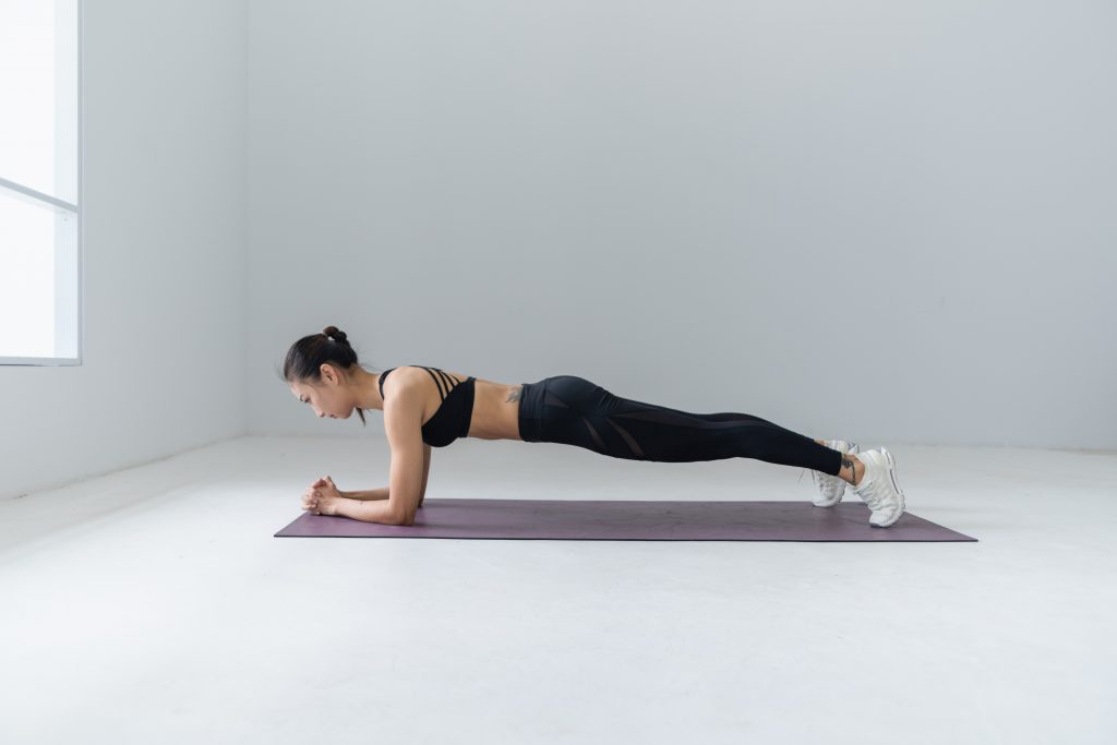 Jeune femme qui fait la planche pour du gainage abdominal