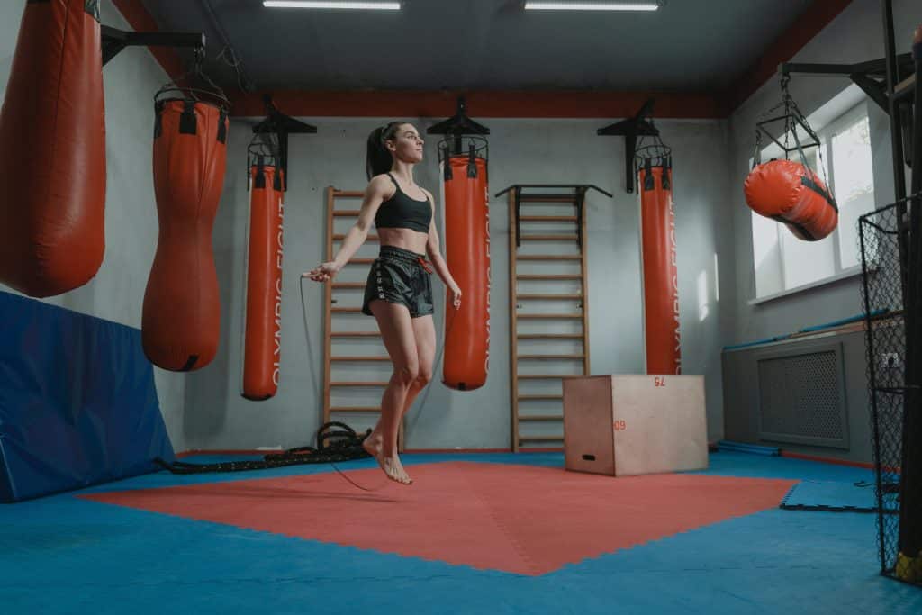 Jeune femme qui fait de la corde à sauter pour muscler ses abdos