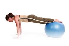 Femme faisant des exercices avec un ballon