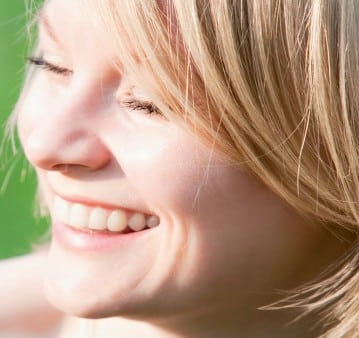 Femme souriant aux cheveux blonds