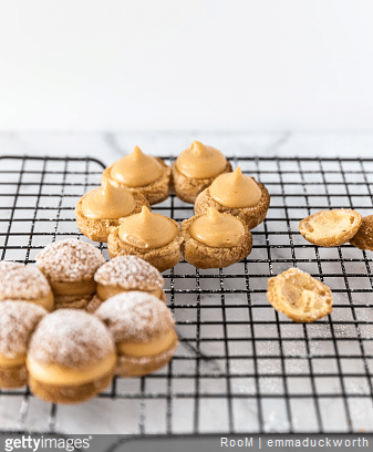 Pâtisseries avec de la crème pâtissière sur une grille