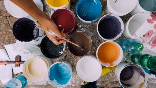 Pots de peinture bleue, rouge, blanche, orange