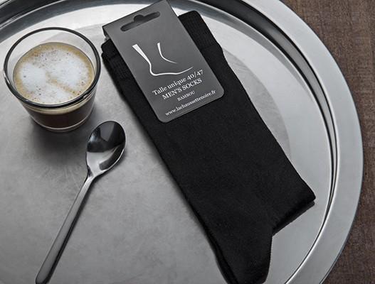 Chaussettes noires et une tasse de café