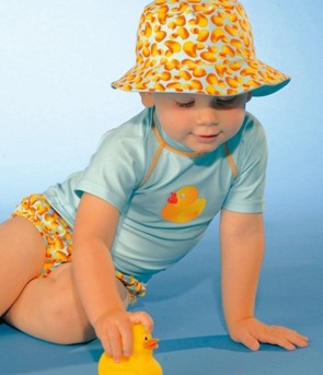 Enfant avec des vêtements anti UV bleu et un chapeau