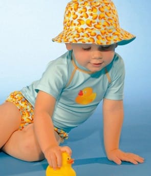 Enfant avec des vêtements anti UV bleu et un chapeau