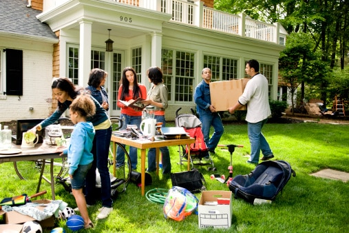 Personnes dans un jardin vidant des cartons