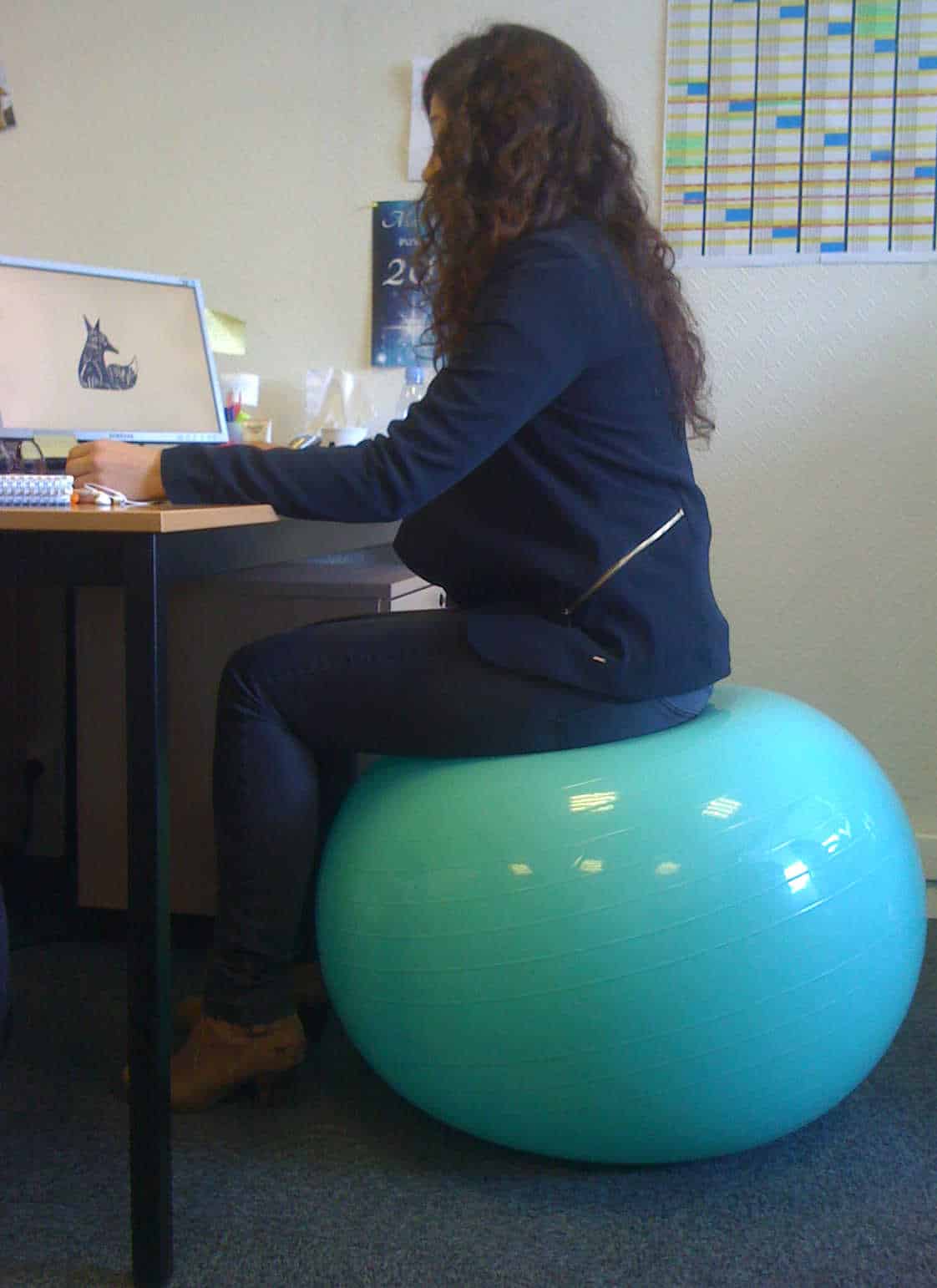 swiss ball comme chaise bureau gym ball au travail exercice gainage