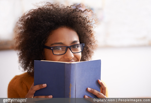 Etudiante avec des lunettes lisant un livre