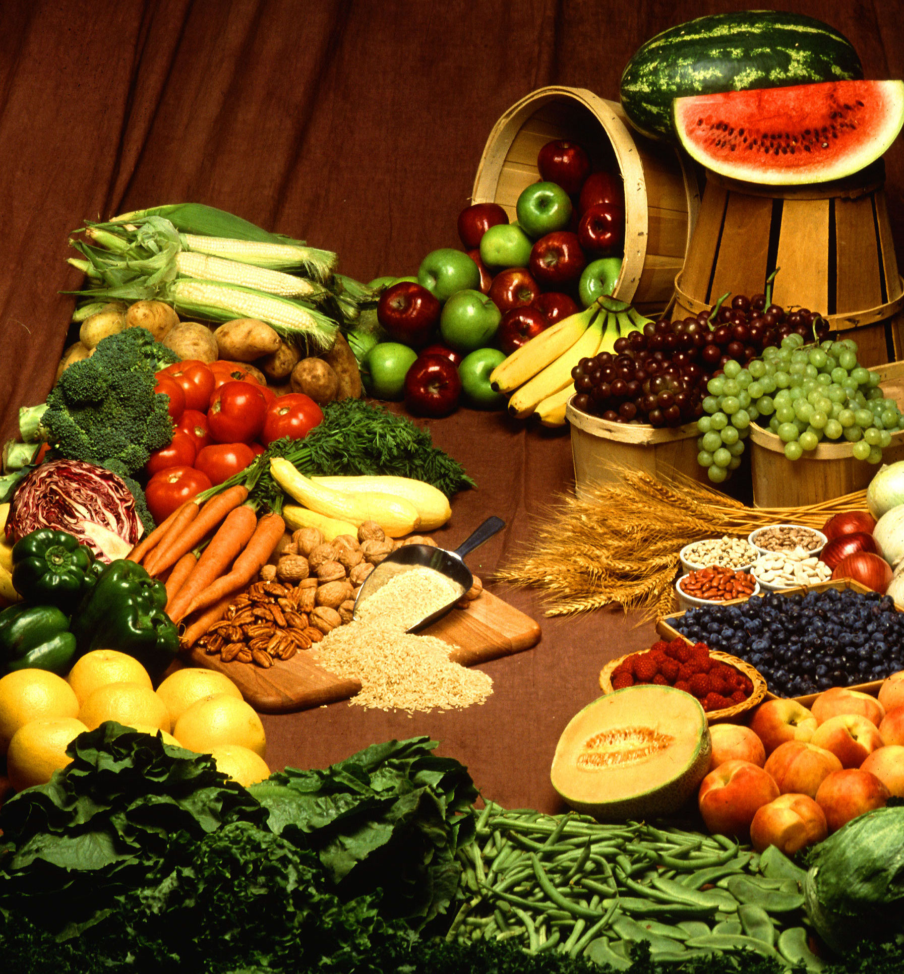 Plein de légumes et fruits sur une table en bois
