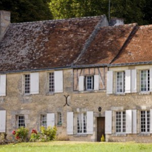 Dans une chambre d\'hôtes à la campagne