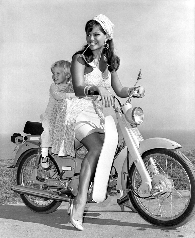 Claudia Cardinale sur une moto avec un enfant