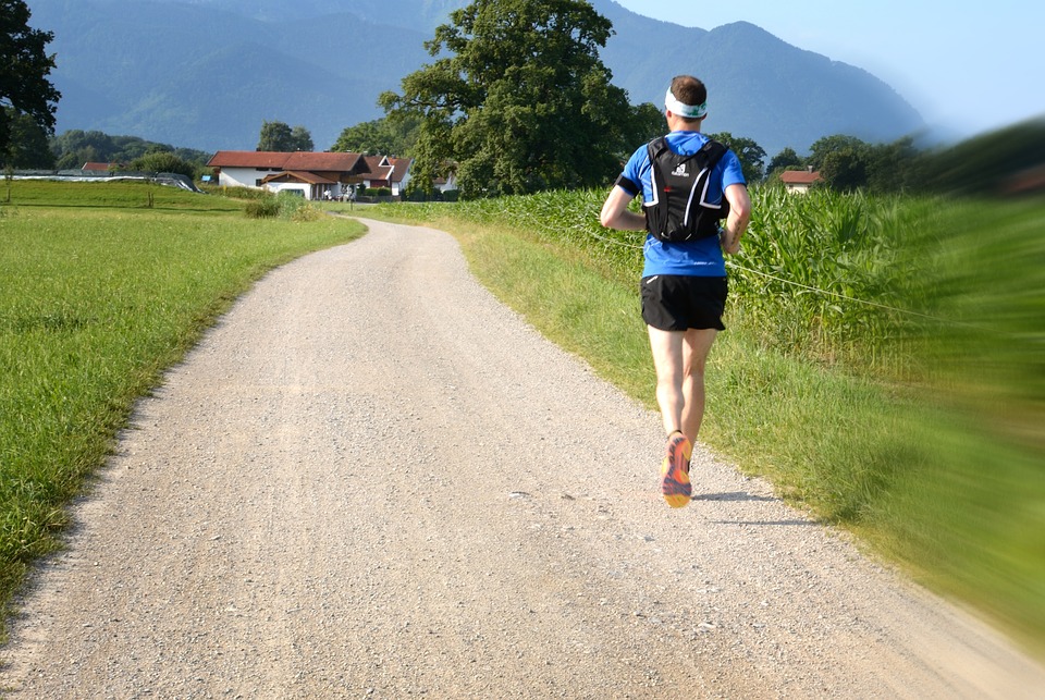 Un coureur sur un chemin en terre