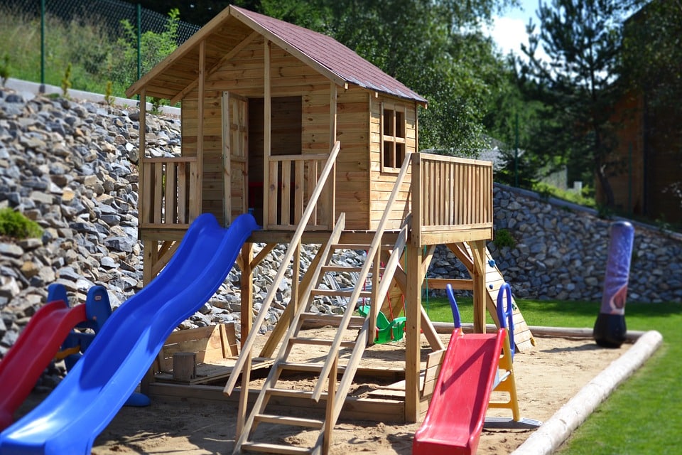 Cabane en bois avec toboggan