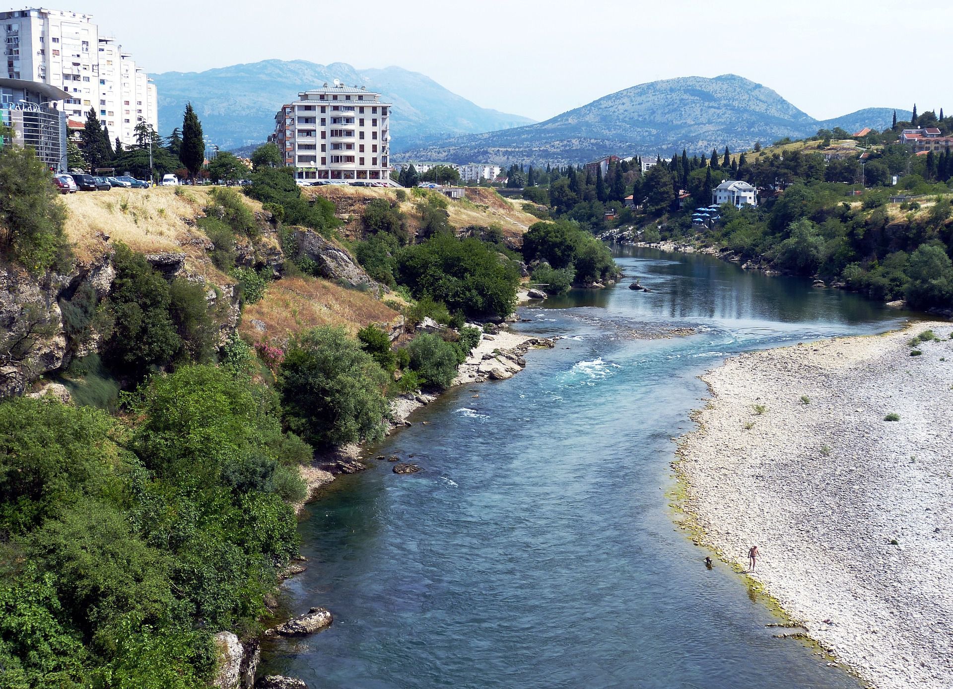 Vue sur une rivière et des immeubles aux alentours