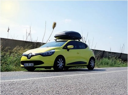 Une renault jaune sur une route