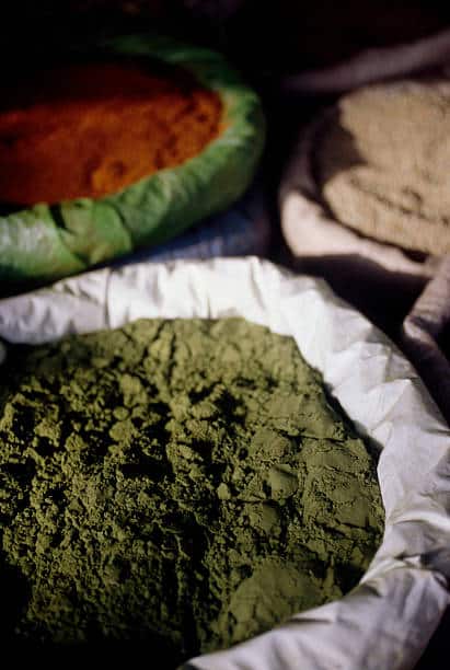 Pot de poudre verte henné pour les cheveux