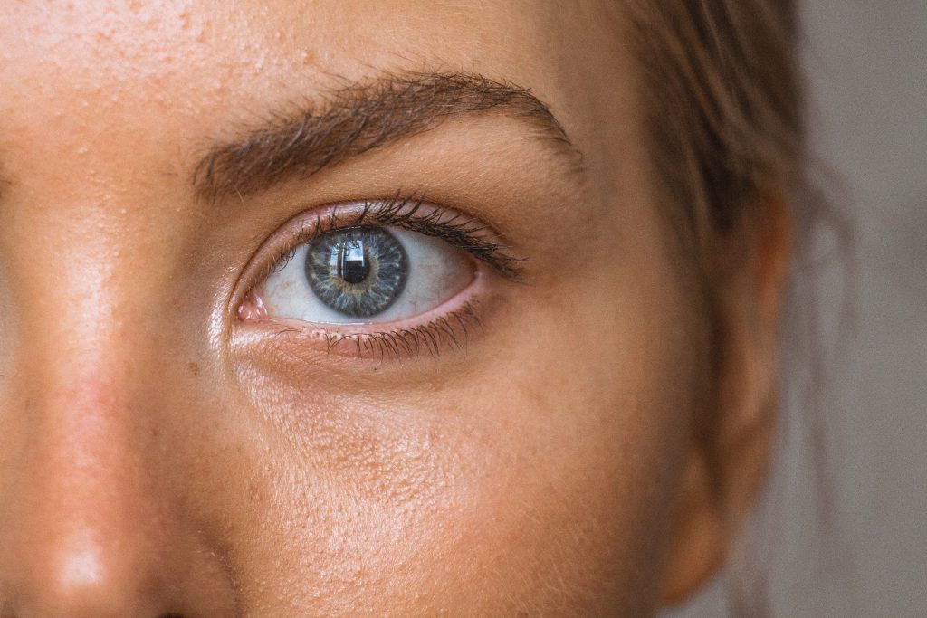 Oeil bleu de femme blonde