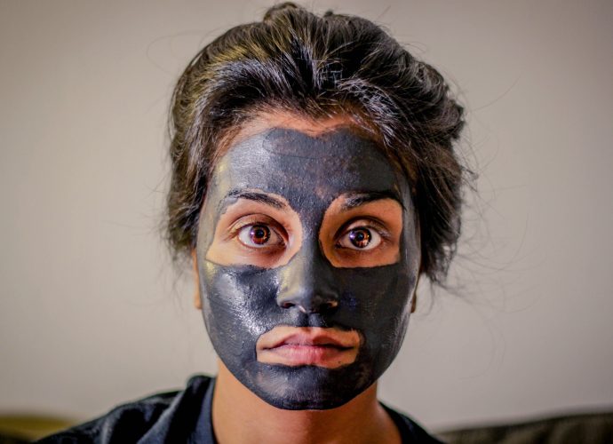 Personne avec masque d'argile verte sur le visage