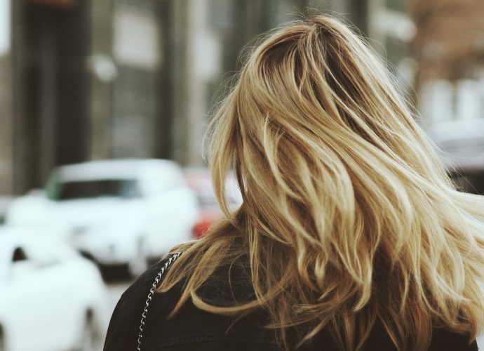 Femme de dos avec une chevelure blonde