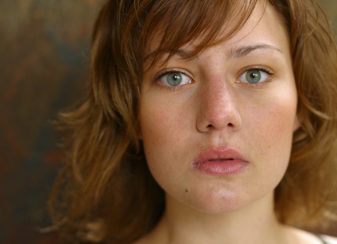 Visage d'une femme aux yeux bleus