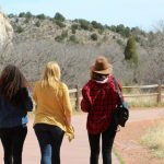 Trois filles marchant côte à côte