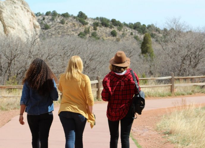 Trois filles marchant côte à côte