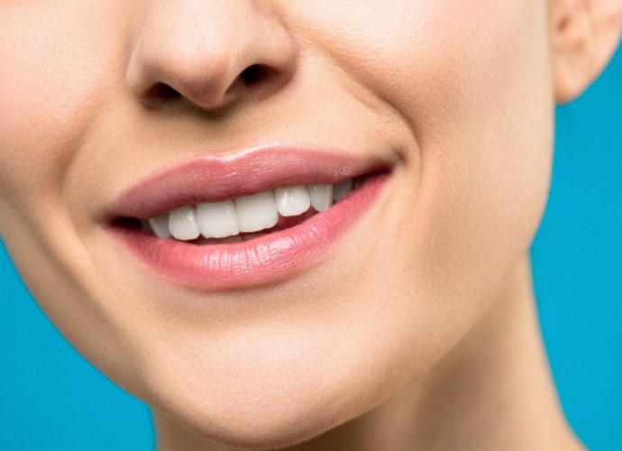 photo en gros plan sur les dents blanches d'une femme