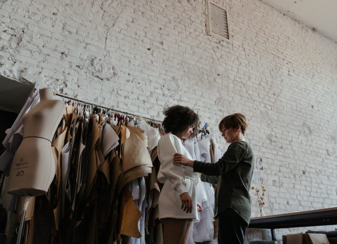 Jeune femme qui essaye des vêtements adaptés à sa morphologie