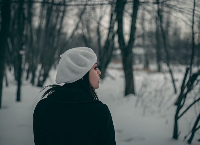 Jeune femme à la mode qui porte un béret