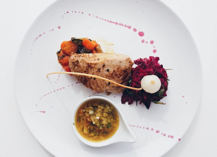 Assiette dressée avec du poisson et des légumes