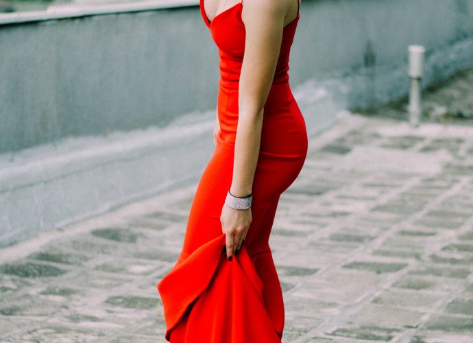 Femme portant une robe longe rouge et des chaussures à talon noires
