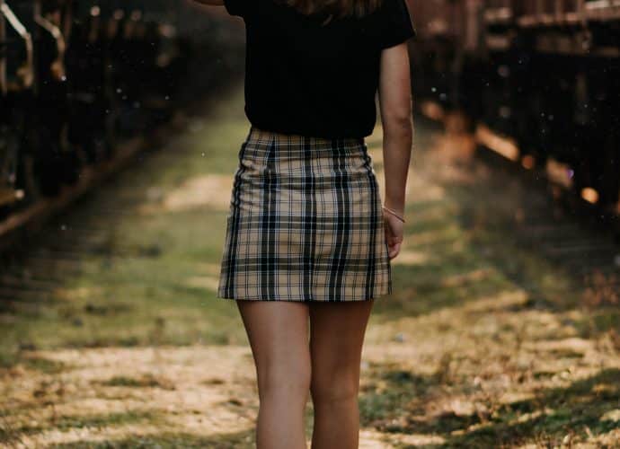 Femme portant une jupe crayon et un t-shirt noir